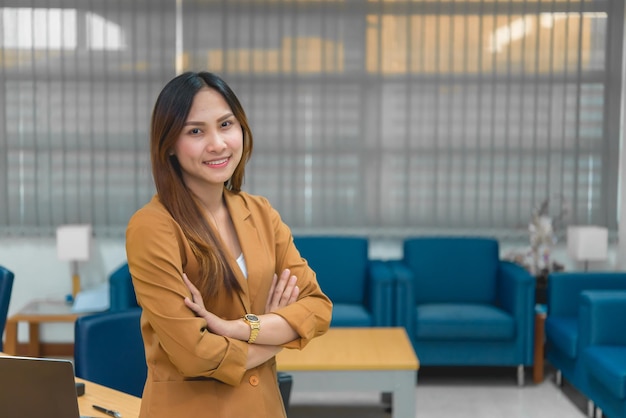 Ritratto di una bella donna d'affari asiatica indossa un abito giallo in un ufficioLa gente della Thailandia indossa uniformi da donna OfficeSexy donna sul divano