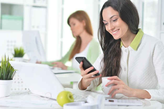 Ritratto di una bella donna d'affari con un laptop in ufficio