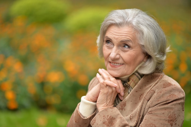 Ritratto di una bella donna di mezza età nel parco autunnale