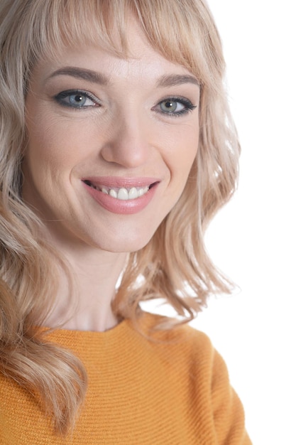 ritratto di una bella donna felice su sfondo bianco