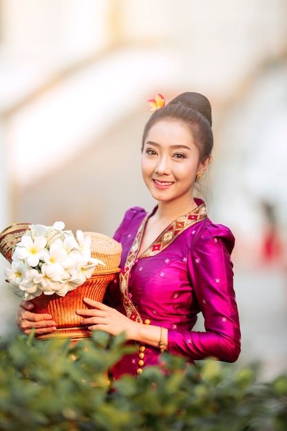 Ritratto di una bella donna in antico costume nazionale laotiano che è pronta a fare merito