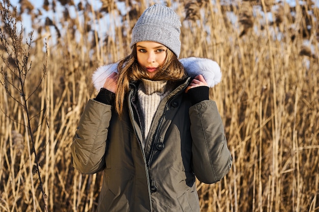 Ritratto di una bella donna in cappotto