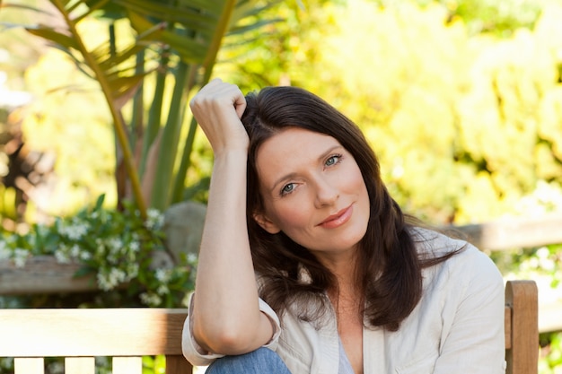 Ritratto di una bella donna in giardino