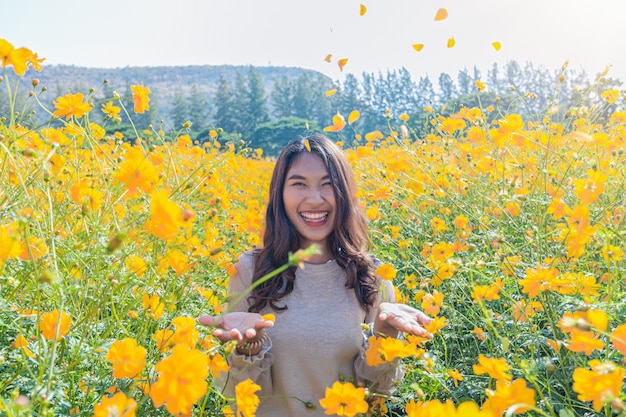 Ritratto di una bella donna in posa per la fotografia Visita i campi di fiori gialli alla Jim Thompson Farm