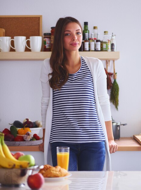 Ritratto di una bella donna in possesso di vetro con succo gustoso Ritratto di una bella donna