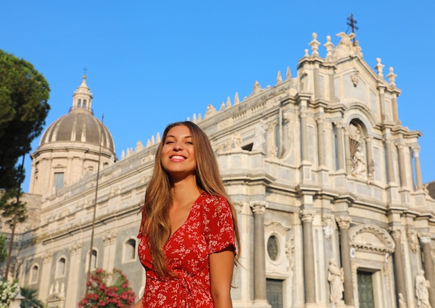 Ritratto di una bella donna in un vestito rosso