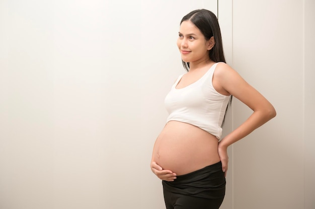 Ritratto di una bella donna incinta fertilità trattamento di infertilità IVF concetto di maternità futura