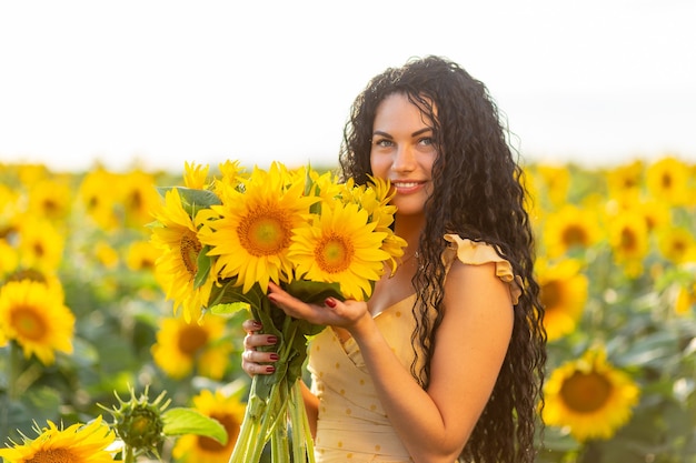 Ritratto di una bella donna mora sorridente