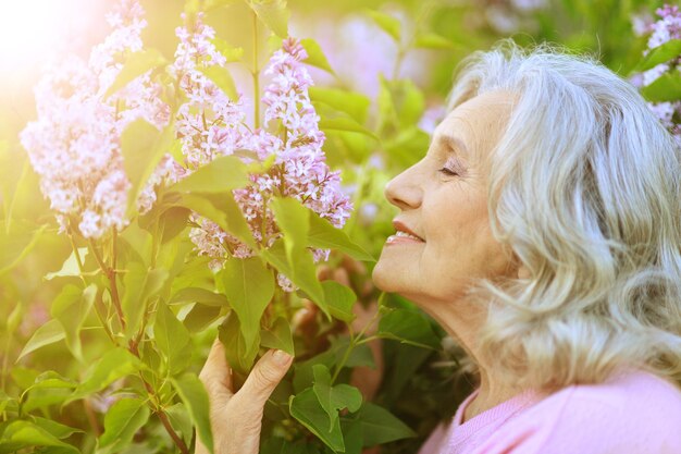 Ritratto di una bella donna senior all'aperto