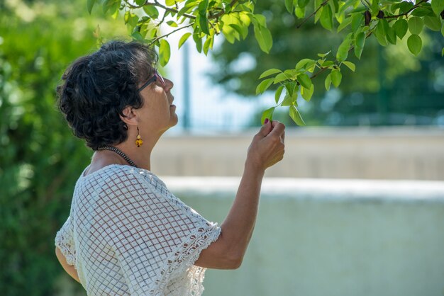 Ritratto di una bella donna senior in giardino