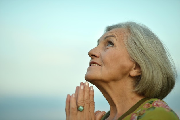 Ritratto di una bella donna senior nel parco