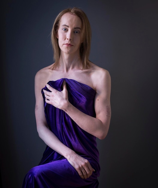 Ritratto di una bella donna su uno sfondo grigio