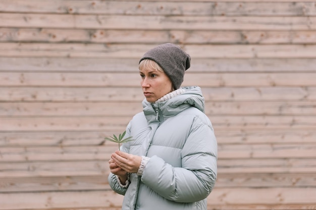 Ritratto di una bella donna sullo sfondo di legno