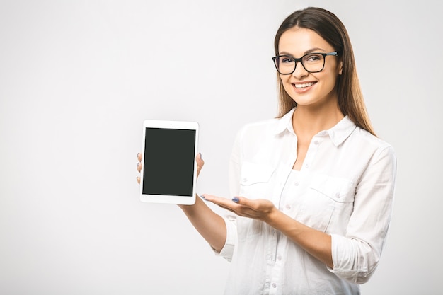 Ritratto di una bella donna utilizzando tablet