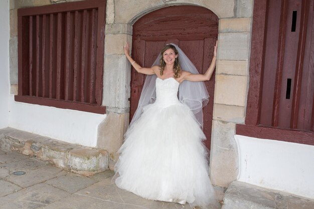 Ritratto di una bella e adorabile sposa bionda