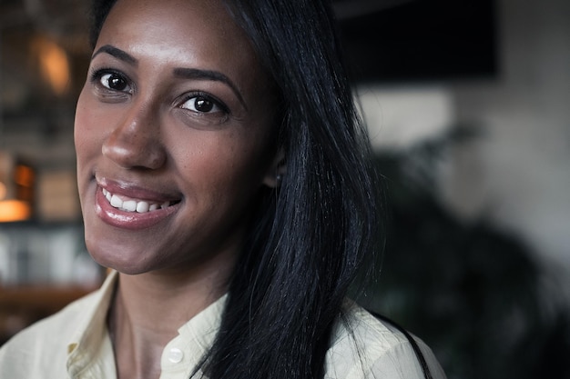 Ritratto di una bella giovane donna afroamericana sorridente Concetto di stile di vita