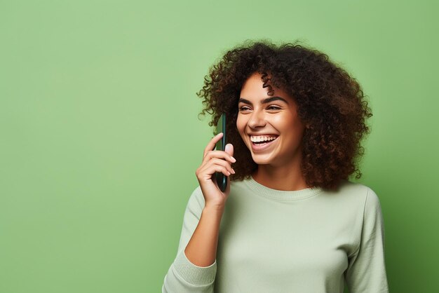 Ritratto di una bella giovane donna con uno smartphone su uno sfondo isolato generativo AI