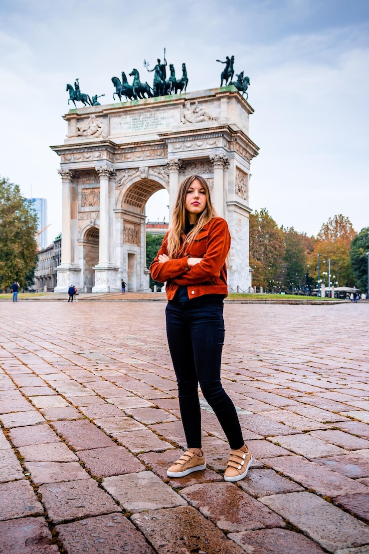 Foto ritratto di una bella giovane donna contro un monumento