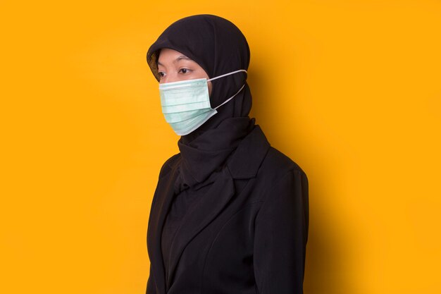 Ritratto di una bella giovane donna musulmana seria che indossa una maschera per il viso