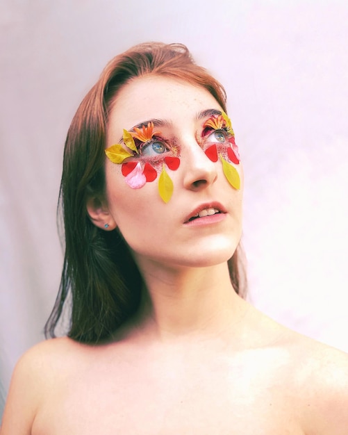 Ritratto di una bella giovane donna su uno sfondo bianco flora fauna y primavera