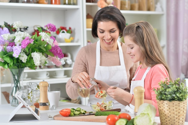 Ritratto di una bella madre e figlia sorridenti