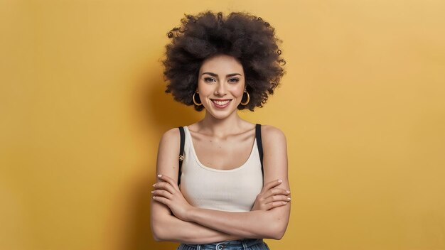 Ritratto di una bella modella sorridente con i riccioli afro e i capelli vestiti con abiti hipster estivi
