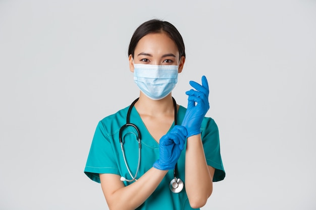Ritratto di una bella posa asiatica dell'infermiera