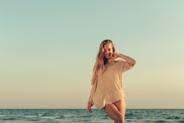 Ritratto di una bella ragazza al mare