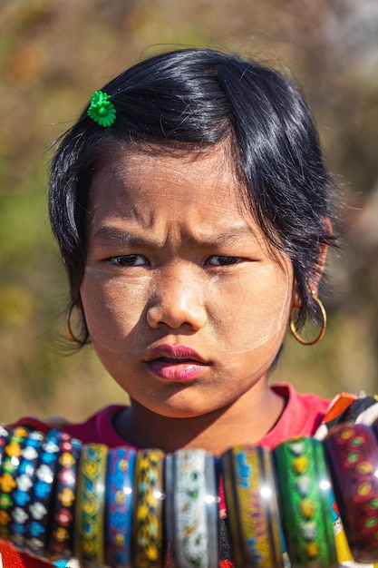 Ritratto di una bella ragazza asiatica del Myanmar. Ritratto di strada.