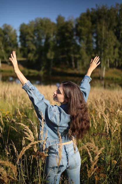 Ritratto di una bella ragazza bruna espressiva in natura