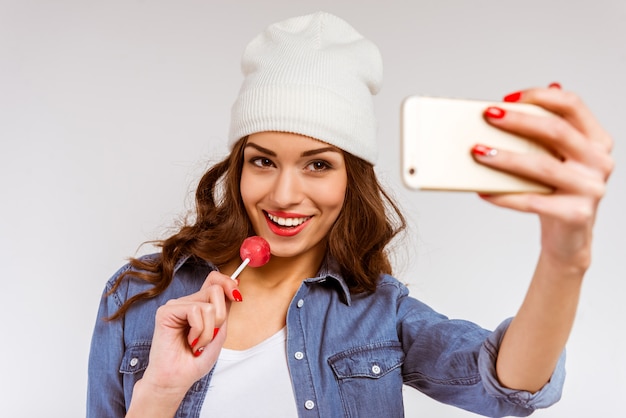 Ritratto di una bella ragazza che fa selfie.