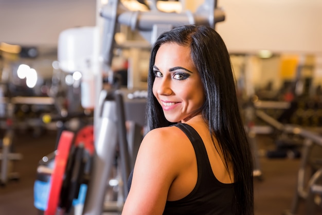 Ritratto di una bella ragazza che lavora in palestra