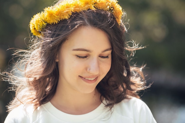 Ritratto di una bella ragazza con denti di Leone. Ragazza romantica con una corona.