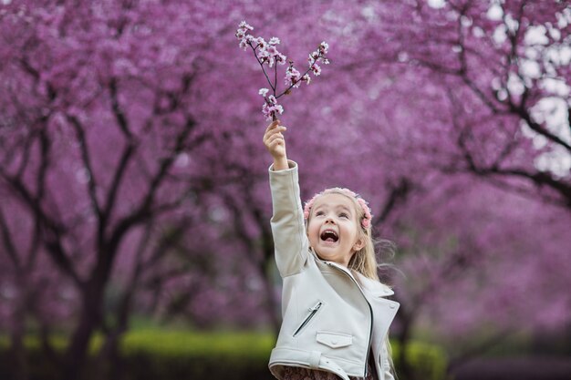 Ritratto di una bella ragazza con fiori che sbocciano