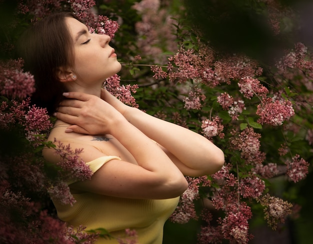 Ritratto di una bella ragazza con gli occhiali in fiori lilla