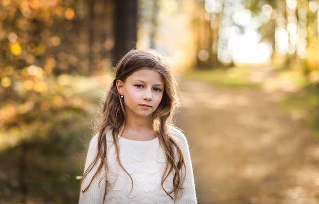 Ritratto di una bella ragazza con i capelli lunghi sulla natura in estate