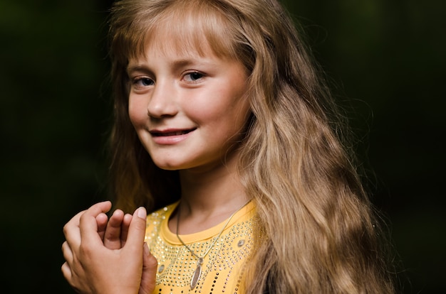 Ritratto di una bella ragazza con lunghi capelli biondi in una foresta