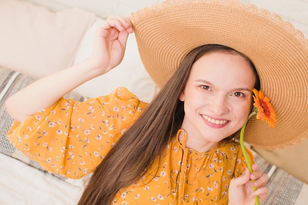 Ritratto di una bella ragazza con un fiore tra le mani