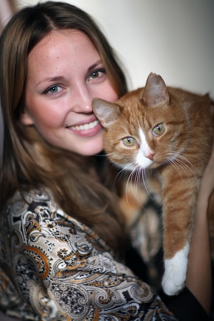 ritratto di una bella ragazza con un gatto rosso