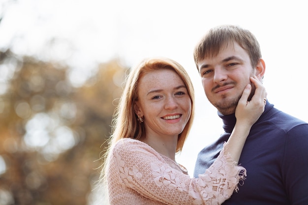 Ritratto di una bella ragazza dai capelli rossi con il suo amato marito con la barba