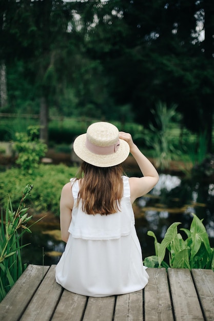 Ritratto di una bella ragazza di spalle che guarda verso la natura