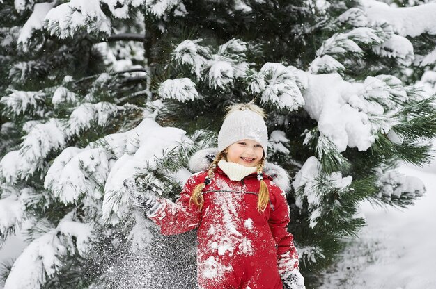 Ritratto di una bella ragazza in inverno