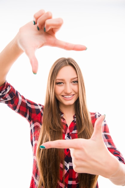 Ritratto di una bella ragazza in una camicia