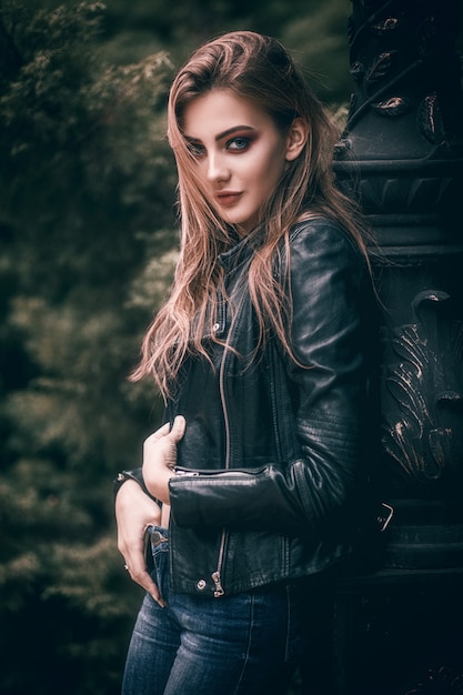 Ritratto di una bella ragazza in una giacca di pelle nera