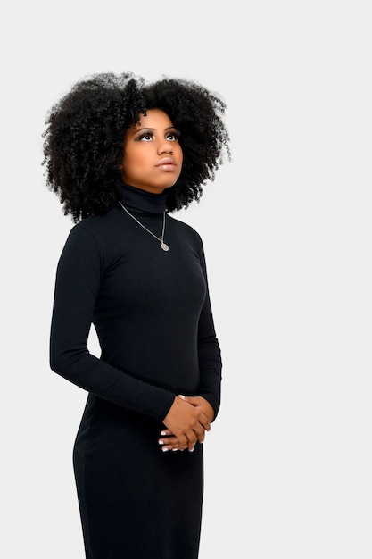 Ritratto di una bella ragazza nera che sembra sicura di un vestito nero lungo spazio per testo isolato su