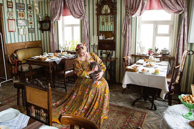 Ritratto di una bella ragazza russa con un kokoshnik e un abito tradizionale