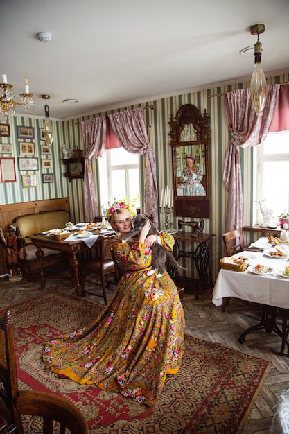 Ritratto di una bella ragazza russa con un kokoshnik e un abito tradizionale