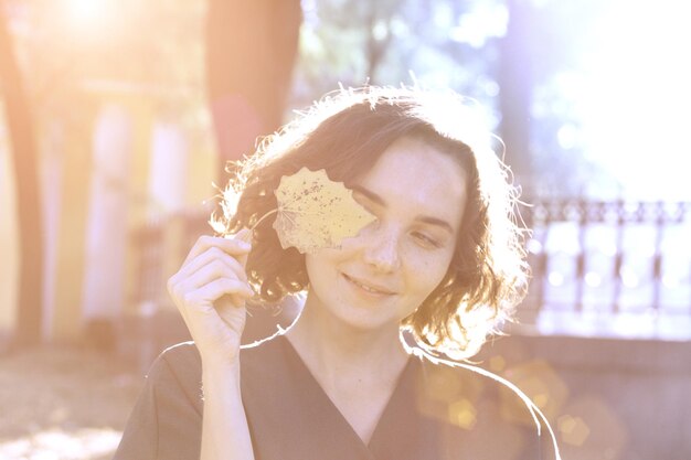 Ritratto di una bella ragazza sorridente felice all'aperto. Autunno