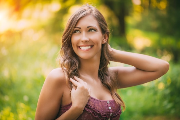 Ritratto di una bella ragazza sorridente nella natura.