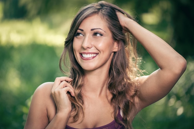 Ritratto di una bella ragazza sorridente nella natura.